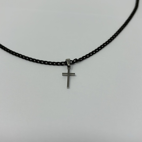 Men's necklace with a black metal chain and a silver cross. - Picture 4 of 8